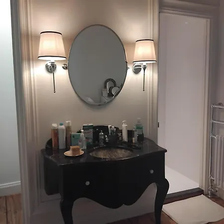 Immeuble Historique Au Pied Du Chateau De