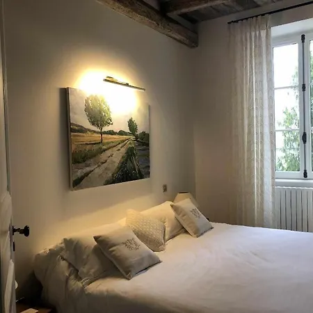 Immeuble Historique Au Pied Du Chateau De Villa