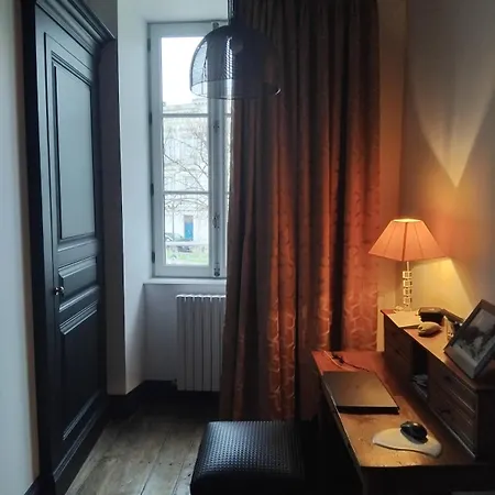 Immeuble Historique Au Pied Du Chateau De