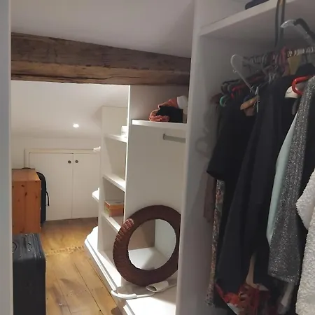 Immeuble Historique Au Pied Du Chateau De