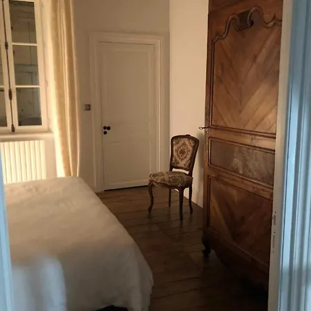 Villa Immeuble Historique Au Pied Du Chateau De *