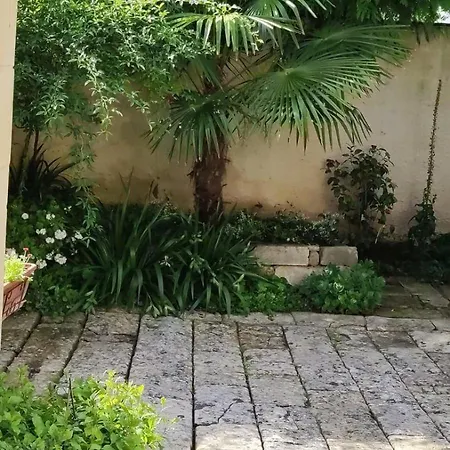 Immeuble Historique Au Pied Du Chateau De Villa *